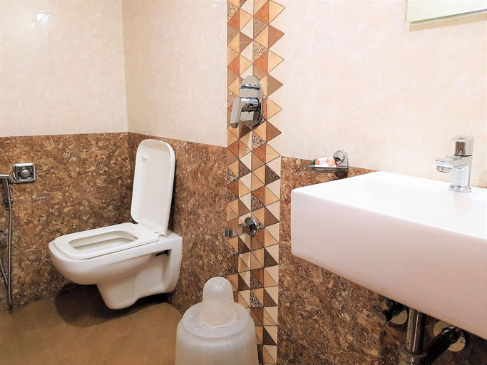Bathroom 2, Hexa Royal Elite, Mumbai Suburban