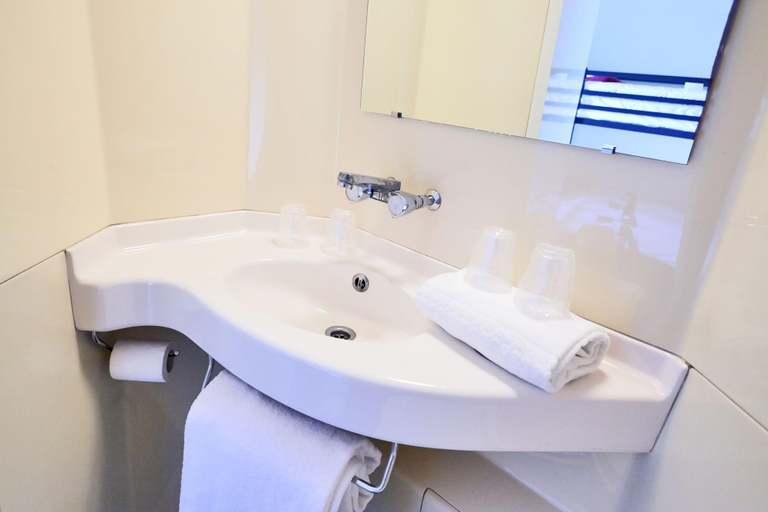 Bathroom 5, Premiere Classe Dunkerque Est Armbouts Cappel, Nord