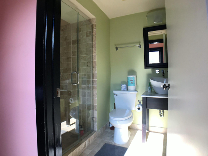 Bathroom 4, Highroad Hostel Dc, Washington D.C.