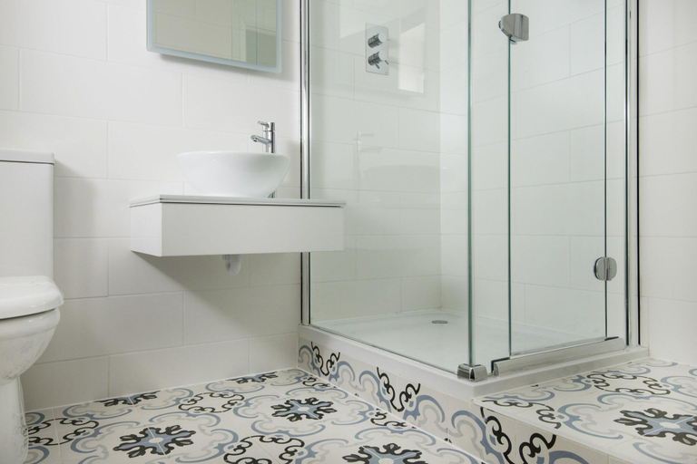 Bathroom 4, Crouchers Country Hotel - Hotel, West Sussex