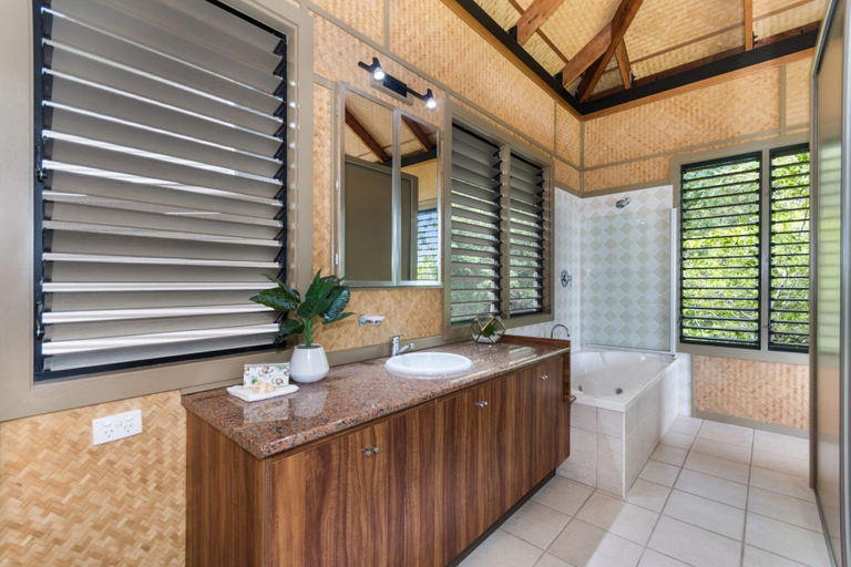 Bathroom 4, Absolute Beachfront, Magnetic Island
