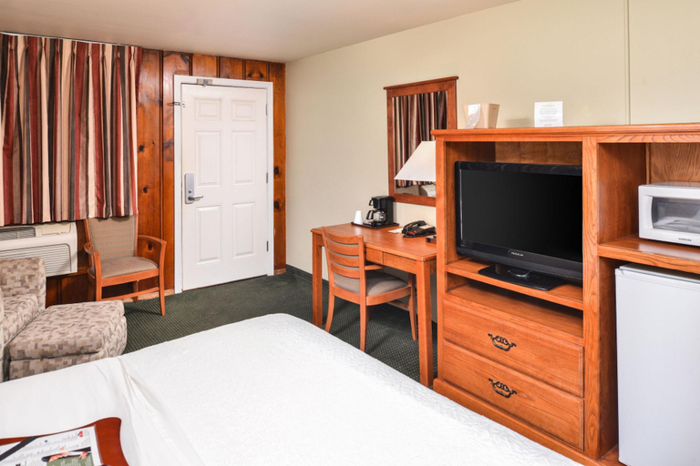 Bedroom 3, Courtesy Inn, Lane