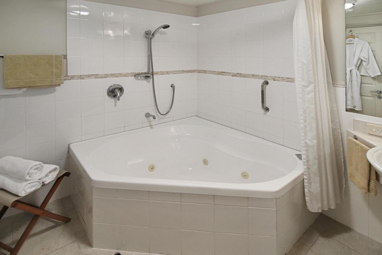 Bathroom 5, Whangaparaoa Lodge Motel, Rodney