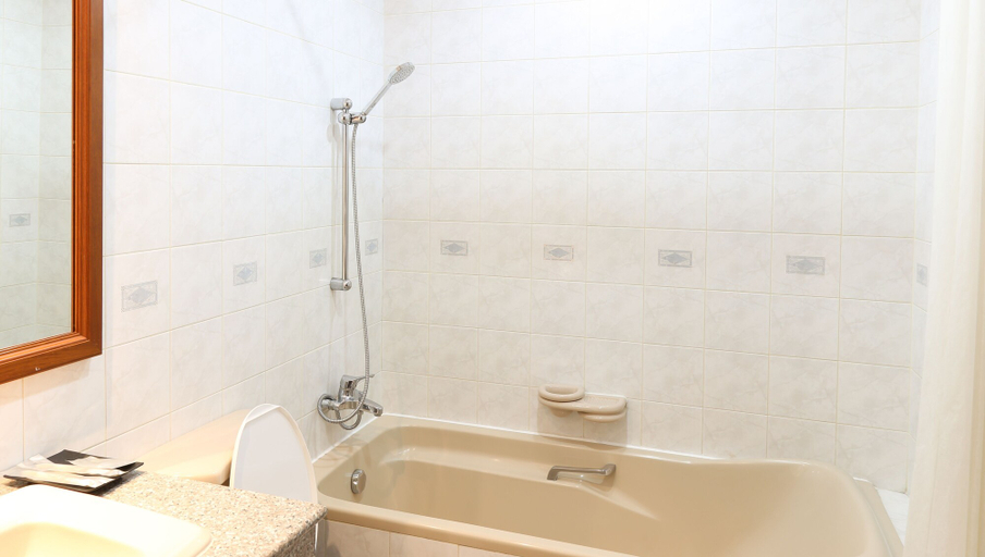 Bathroom 4, RoomQuest Thonglor, Khlong Toey