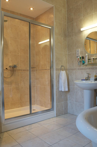 Bathroom 4, Kings Arms and Royal Hotel , Surrey