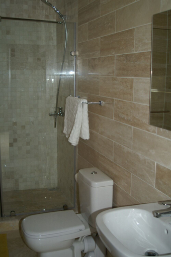 Bathroom 5, Euneva Court Townhouses - Bentley Place, Accra