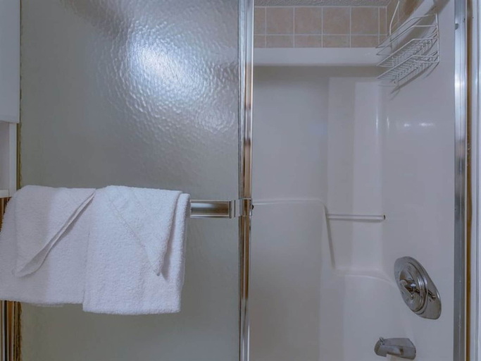 Bathroom 5, Clearwater 5A by Meyer Vacation Rentals, Baldwin