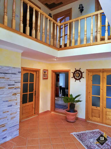 Public Area 3, Casa Lacry, Manastirea Humorului