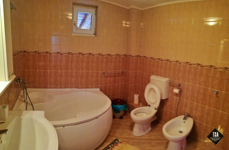 Bathroom 4, Casa Lacry, Manastirea Humorului