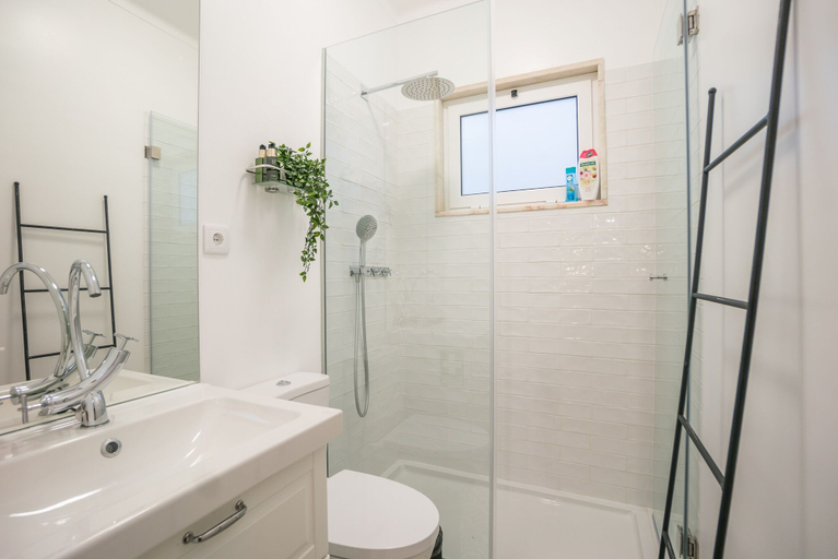 Bathroom 4, Comfortable Principe Real Apartment, Lisbon