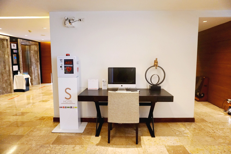 S33 Compact Hotel, Wattana