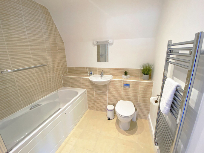 Bathroom 5, Urbanside Penthouse, Somerset
