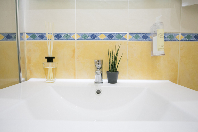 Bathroom 4, Bhuiyan Family Host, Lisbon