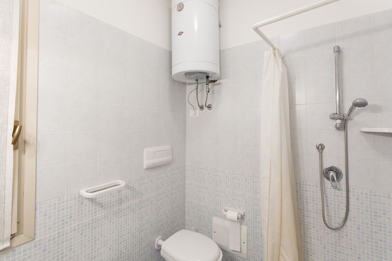 Bathroom 3, Los Nidos, Venezia