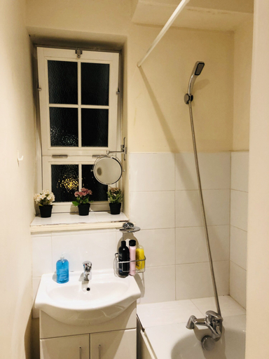 Bathroom 5, 3bed apartment next to eurostar station, London