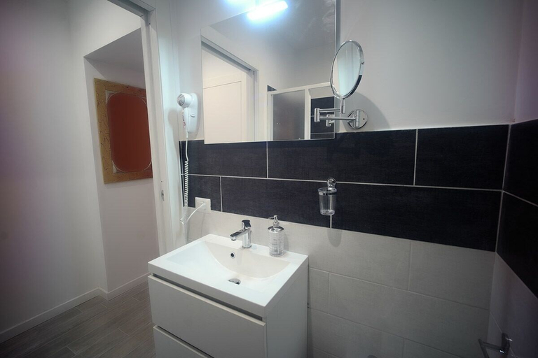 Bathroom 5, Roma Centrale Fidelis, Rome