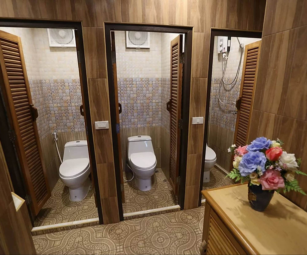 Bathroom 4, Golden Pagoda Hostel, Phra Nakhon