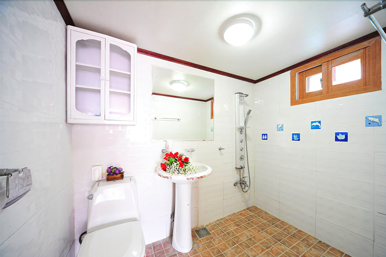 Bathroom, Star Song Pension, Ganghwa