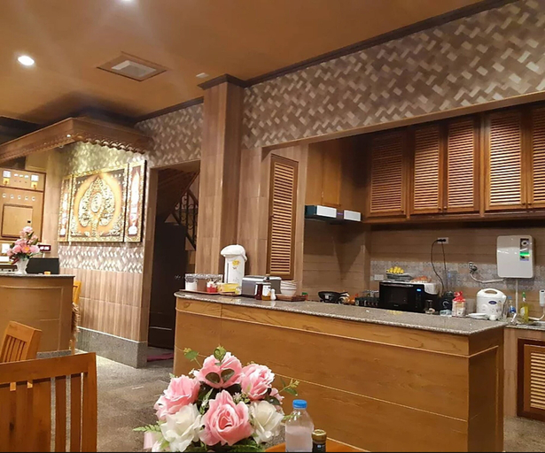 Food & Drinks 5, Golden Pagoda Hostel, Phra Nakhon
