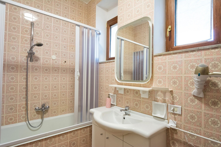 Bathroom 4, Snowake House, L'Aquila