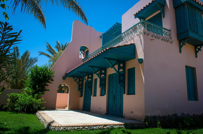 Exterior & Views
