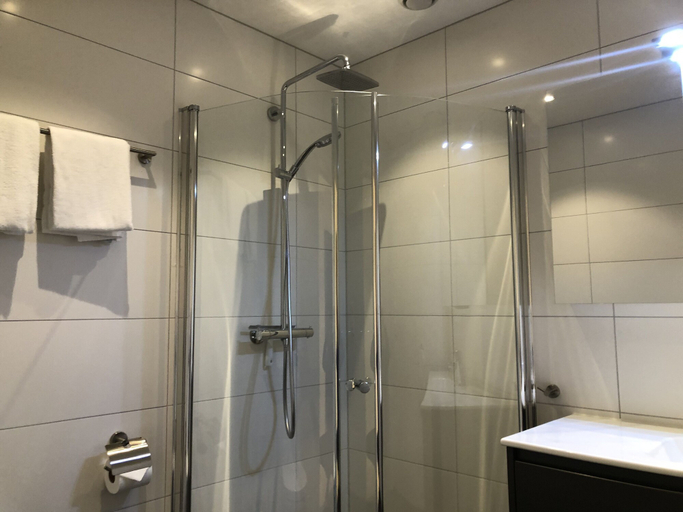 Bathroom 2, The Meridian, Tromsø