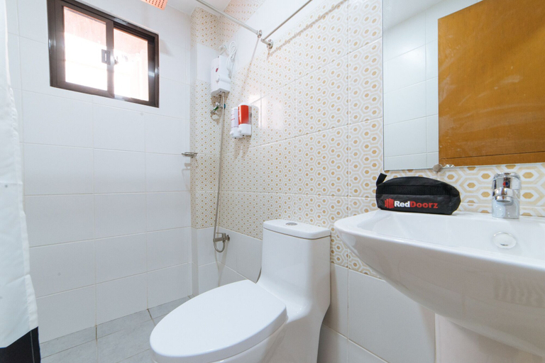 Bathroom 4, RedDoorz Plus @ JNV Dream Hotel Subic Zambales, Subic