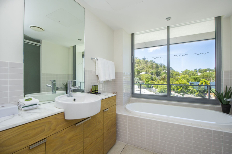 Bathroom 4, Blue on Blue Apartment 335, Magnetic Island