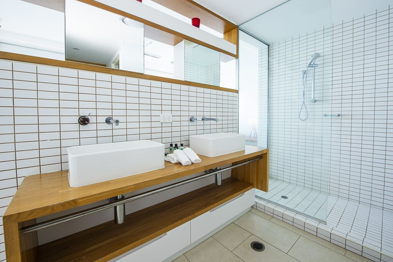 Bathroom, 1 Bright Point Apartment 5301, Magnetic Island