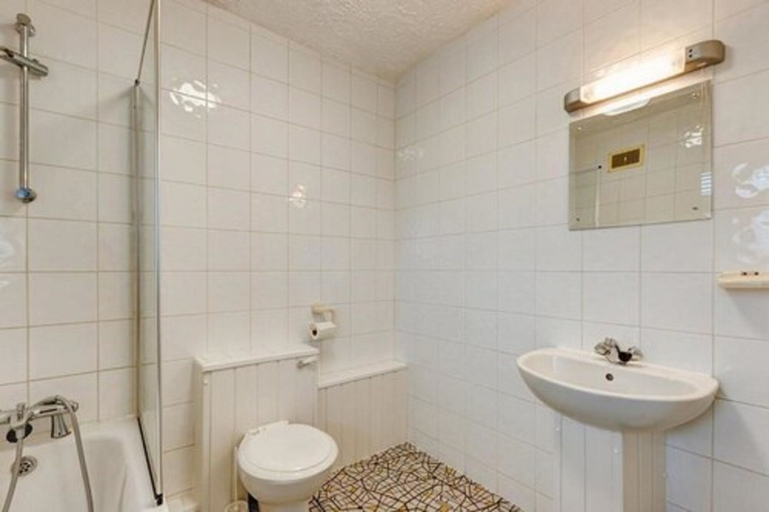 Bathroom 5, The Commodore Hotel, Nottingham
