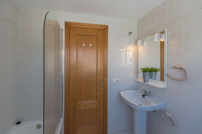 Bathroom 4, Apolo XI, Alicante