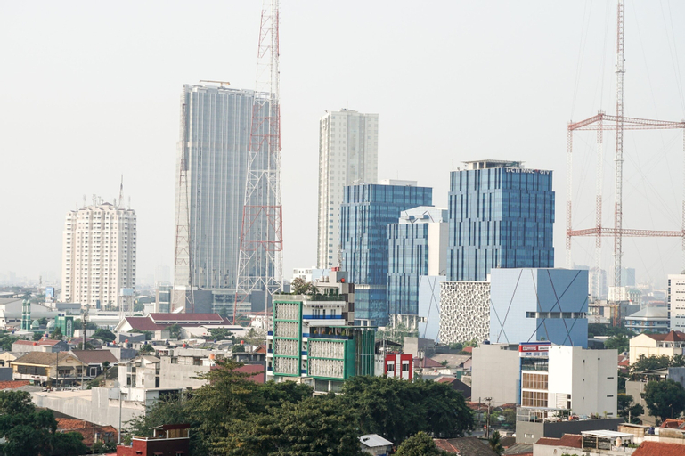 Comfortable 3BR with Japanese Style Livingroom Belmont Apartment By Travelio, West Jakarta