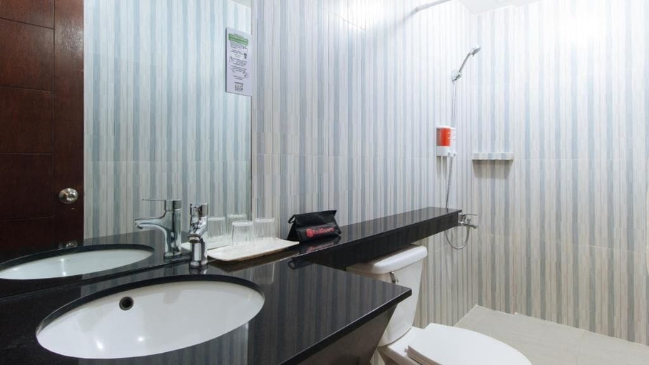 Bathroom, RedDoorz Plus @ Melsol Metro Vigan, Bantay