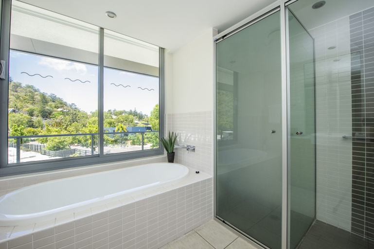 Bathroom 3, Blue on Blue Apartment 335, Magnetic Island