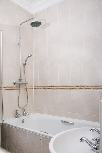 Bathroom 5, Manor Parc Hotel, Cardiff