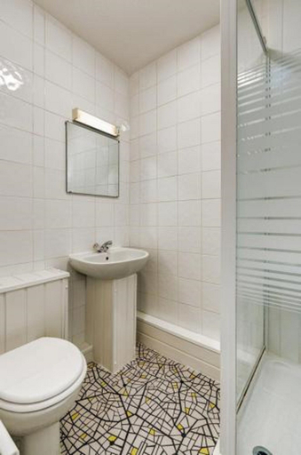 Bathroom 5, The Commodore Hotel, Nottingham