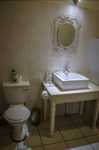 Bathroom 4, Huys ten Bosch, Dr Kenneth Kaunda