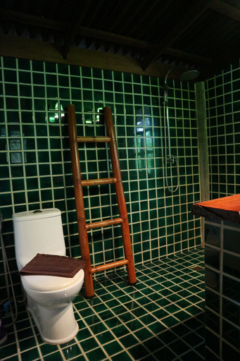Bathroom 4, Leeloo Paradise, Khanom