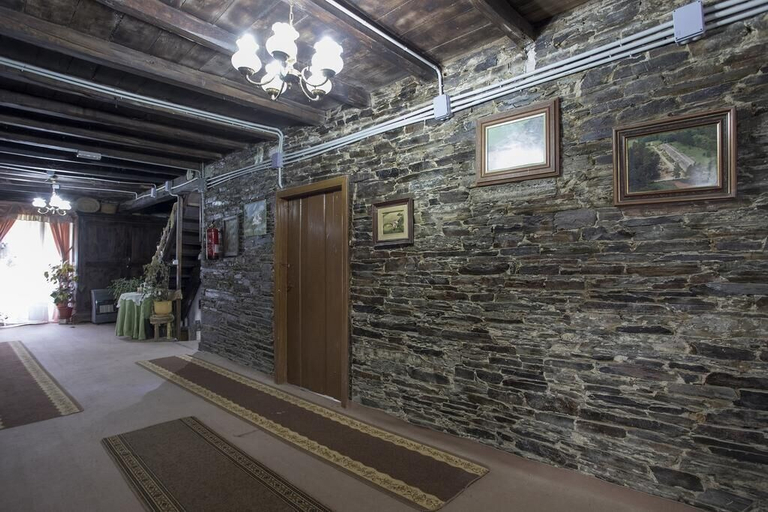 Public Area 2, A Fonte das Bodas Pensión, Lugo