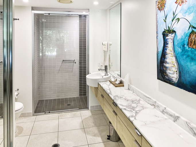 Bathroom 3, Blue on Blue Apartment 815, Magnetic Island