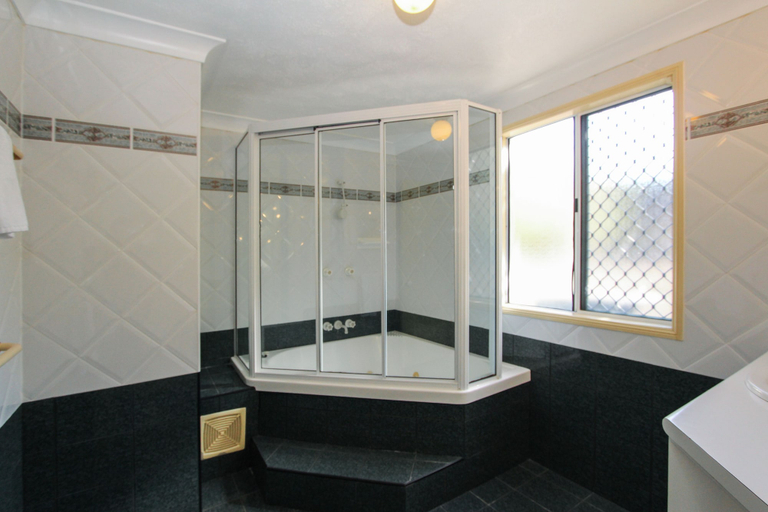 Bathroom 5, Champagne Apartment 1, Magnetic Island