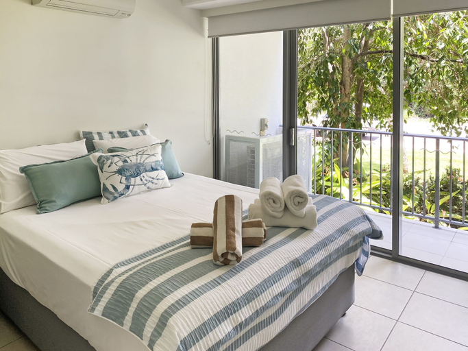 Bedroom 2, Blue on Blue Apartment 815, Magnetic Island