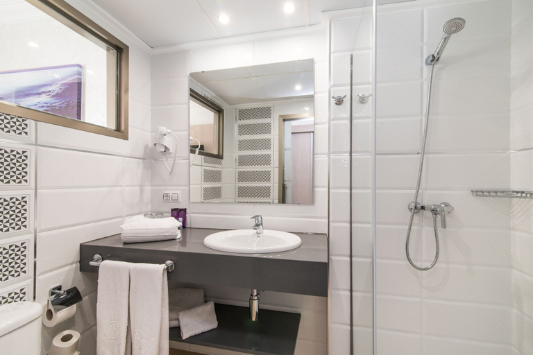 Bathroom 5, Hotel Baviera, Baleares