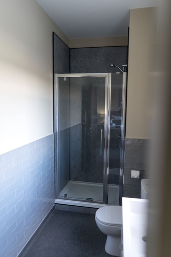 Bathroom 4, Tredegar Arms Hotel, Blaenau Gwent