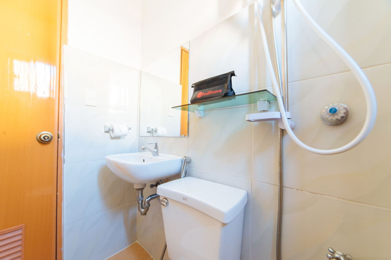 Bathroom 4, RedDoorz Premium near Museo De Baler, Baler