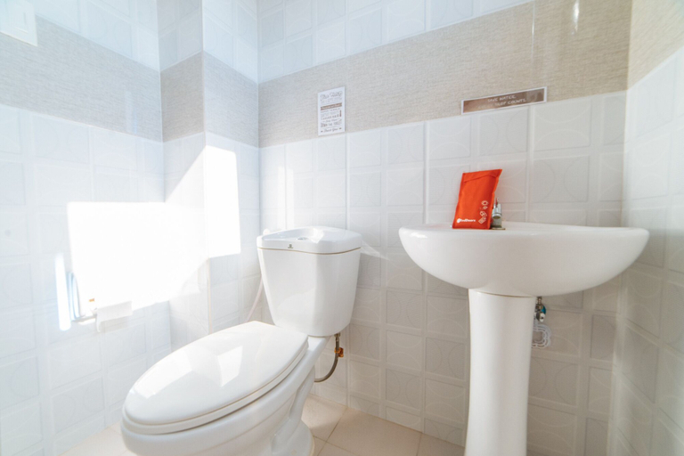 Bathroom 4, RedDoorz @ Bonifacio Extn Baler, Baler