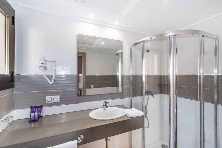 Bathroom 5, Hotel Baviera, Baleares