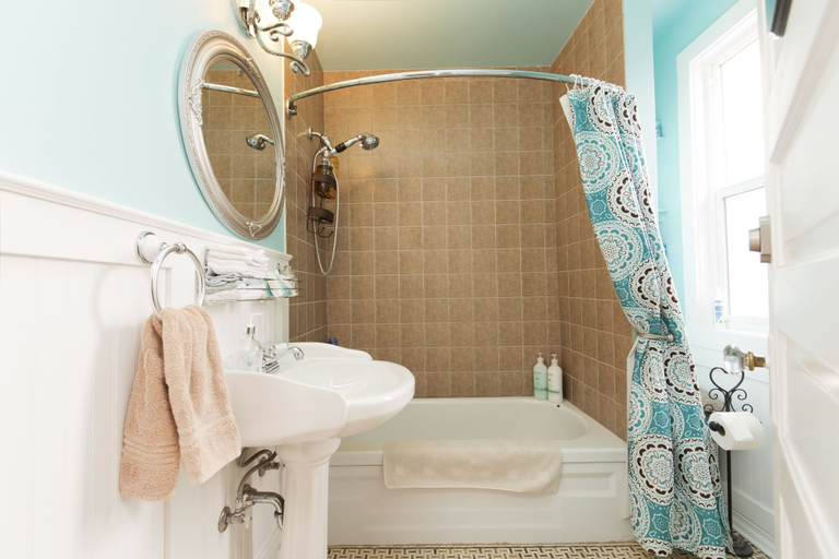 Bathroom 5, Charles Street Holiday Home, Division No. 2