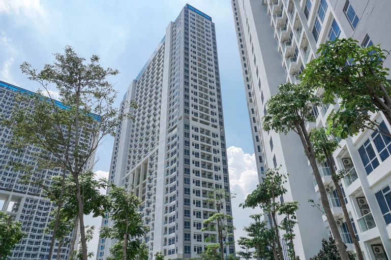 Deluxe and Comfortable Studio Puri Mansion Apartment By Travelio, West Jakarta