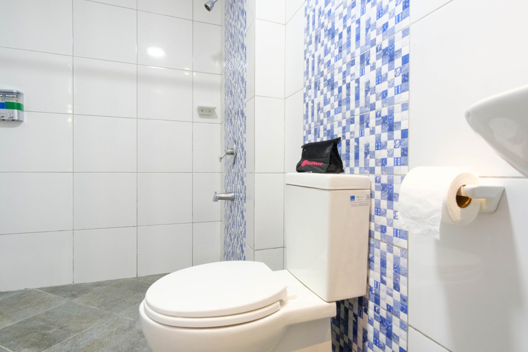 Bathroom 4, RedDoorz Plus @ West Nautical Road Puerto Galera, Puerto Galera